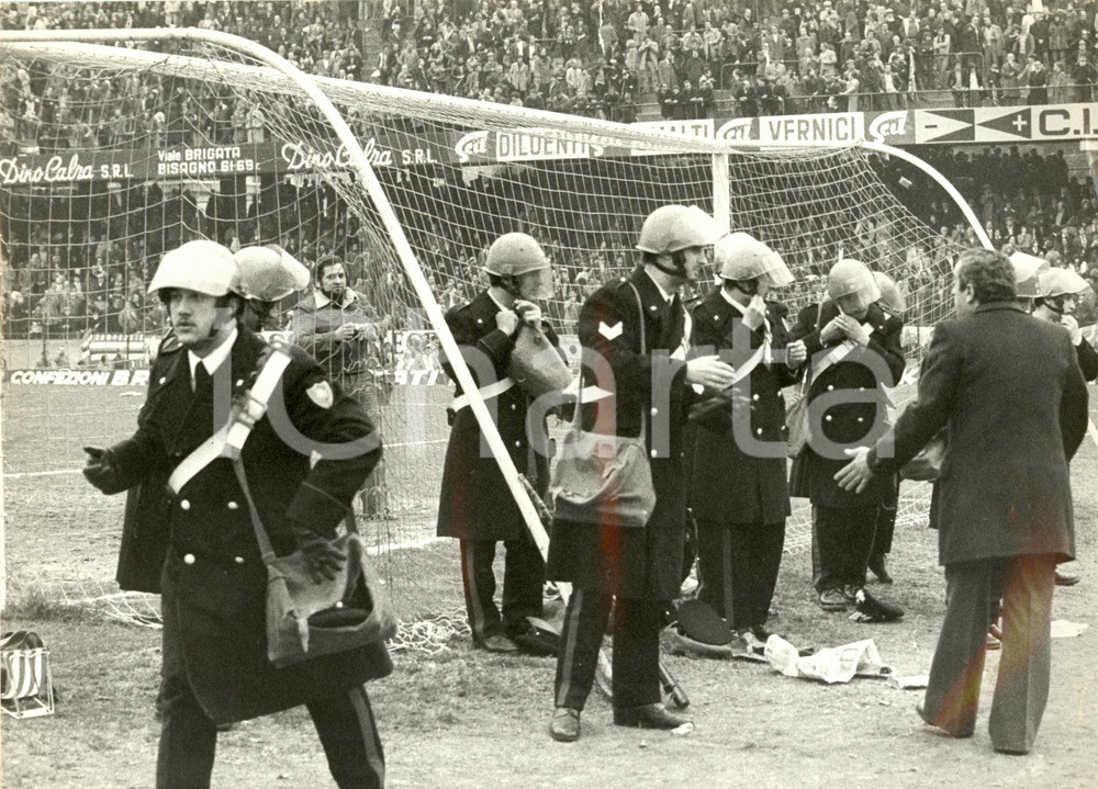 Fotografia d epoca originale 1965 ca CALCIO Campionato SAMPDORIA vs INTER Polizia in campo ULTRAS 30x24 cm 1