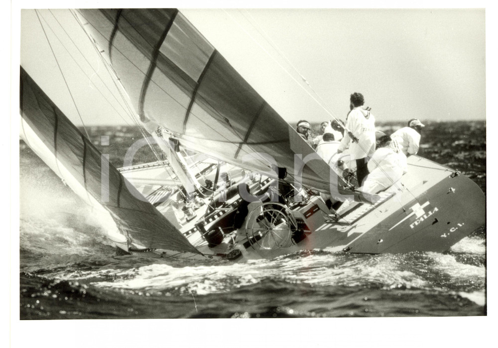 Fotografia d epoca originale 1986 VELA Imbarcazione ITALIA in navigazione Virata YACHT CLUB ITALIANO 30x24 1