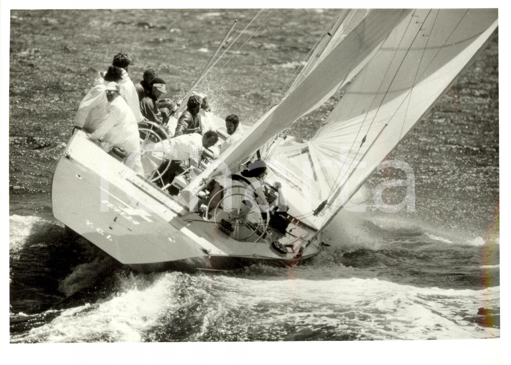 Fotografia d epoca originale 1986 VELA Imbarcazione ITALIA durante una regata YACHT CLUB ITALIANO 30 x 24 1