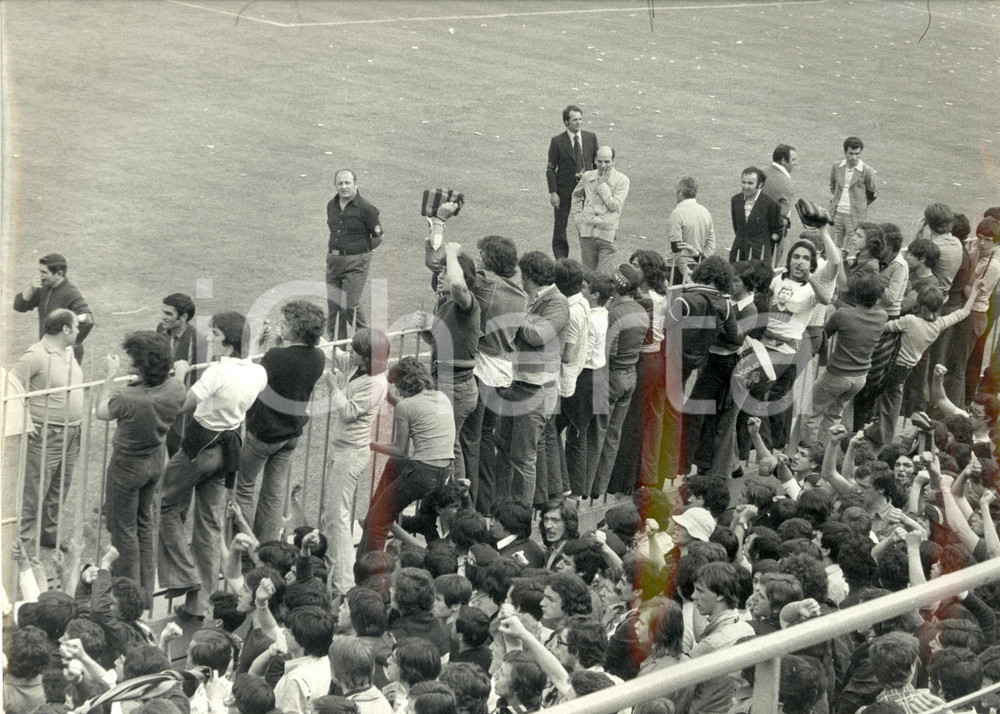 Fotografia d epoca originale 1970 ca MILANO Stadio SAN SIRO Derby MILAN  INTER Scontri tra ULTRAS Fotografia 1