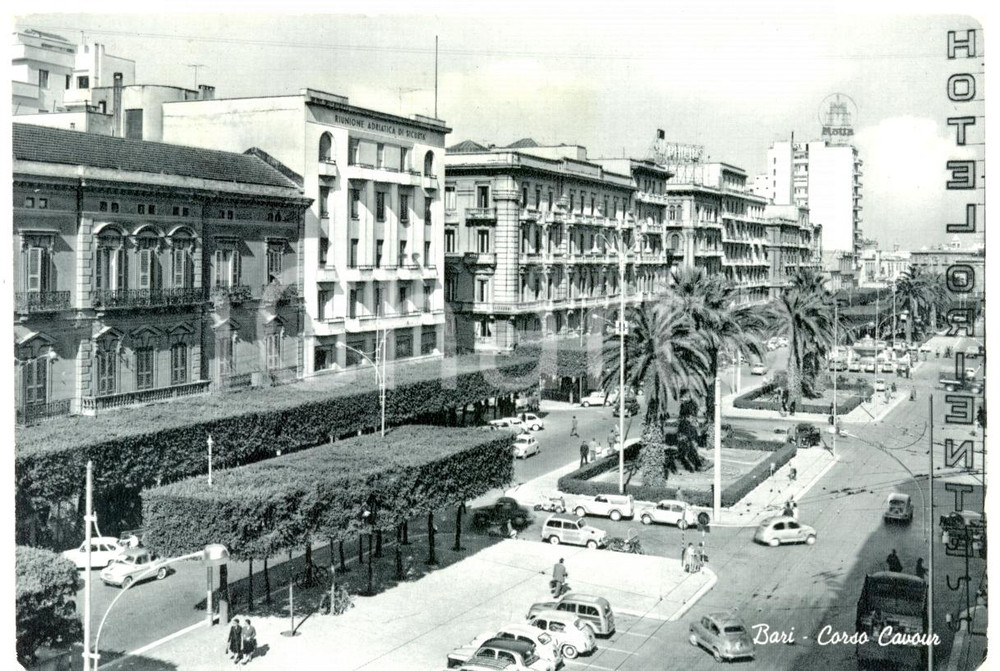 Cartolina originale da collezione 1961 BARI Passanti Corso CAVOUR con Palazzo Riunione Adriatica SicurtÃ  ANIMATA 1