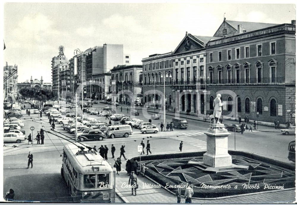 Cartolina originale da collezione 1963 BARI Passanti in Corso VITTORIO EMANUELE con monumento a PICCINNI ANIMATA 1