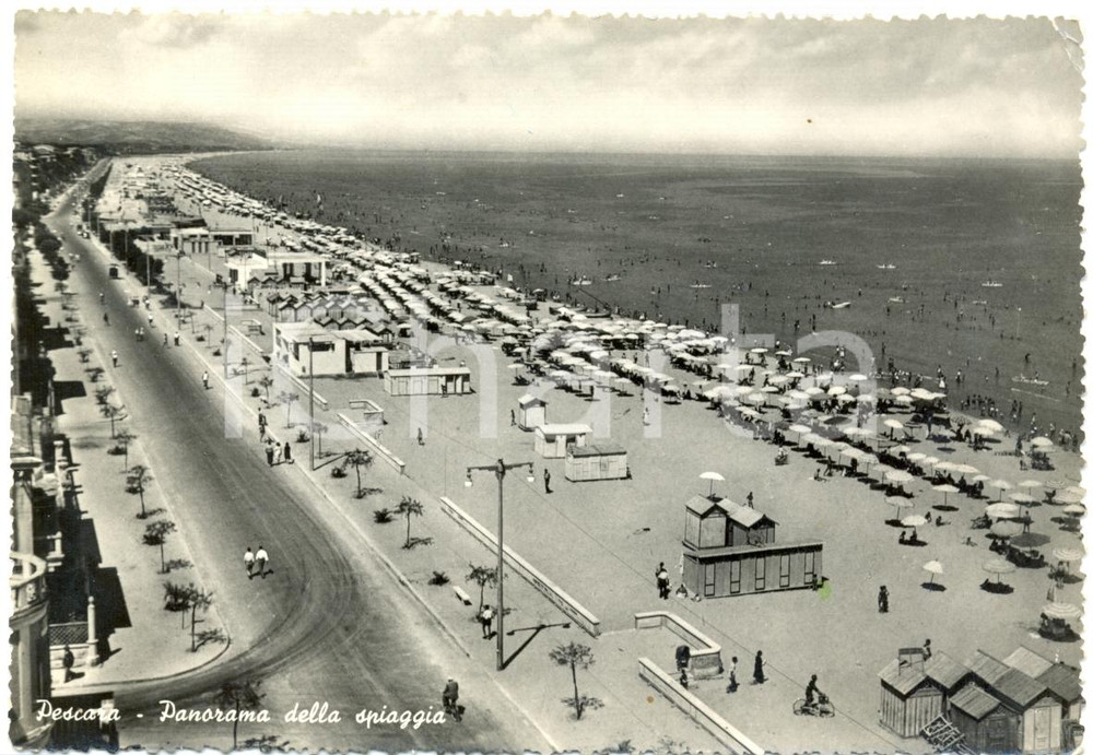 Cartolina originale da collezione 1955 PESCARA Panoramica della passeggiata con turisti Cartolina FG VG ANIMATA 1