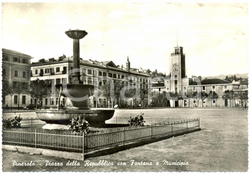 Cartolina originale da collezione 1963 PINEROLO TO Piazza della Repubblica e Municipio Cartolina postale FG VG 1