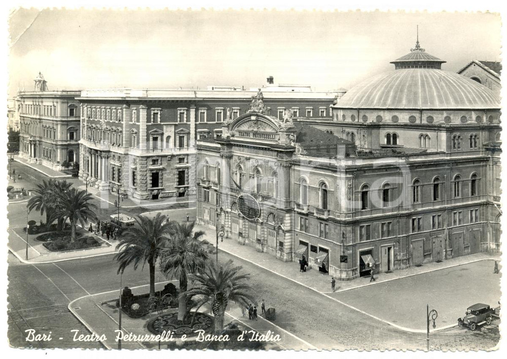 Cartolina originale da collezione 1951 BARI Teatro PETRUZZELLI e Banca d Italia Cartolina FG VG ANIMATA autobus 1