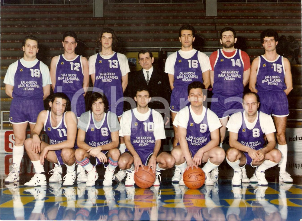 Fotografia d epoca originale 1990 ca PESARO Basket Sala giochi BAIA FLAMINIA Squadra pallacanestro Fotografia 1