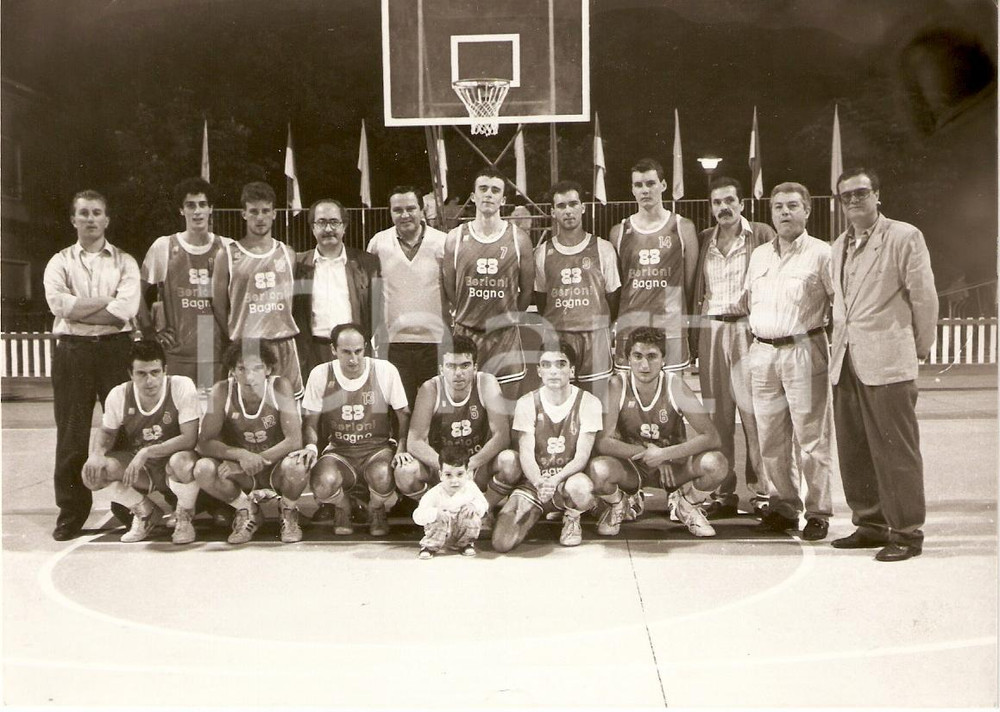 Fotografia d epoca originale 1990 ca FOSSOMBRONE PU Basket Squadra BERLONI BAGNO con bambino Fotografia 1