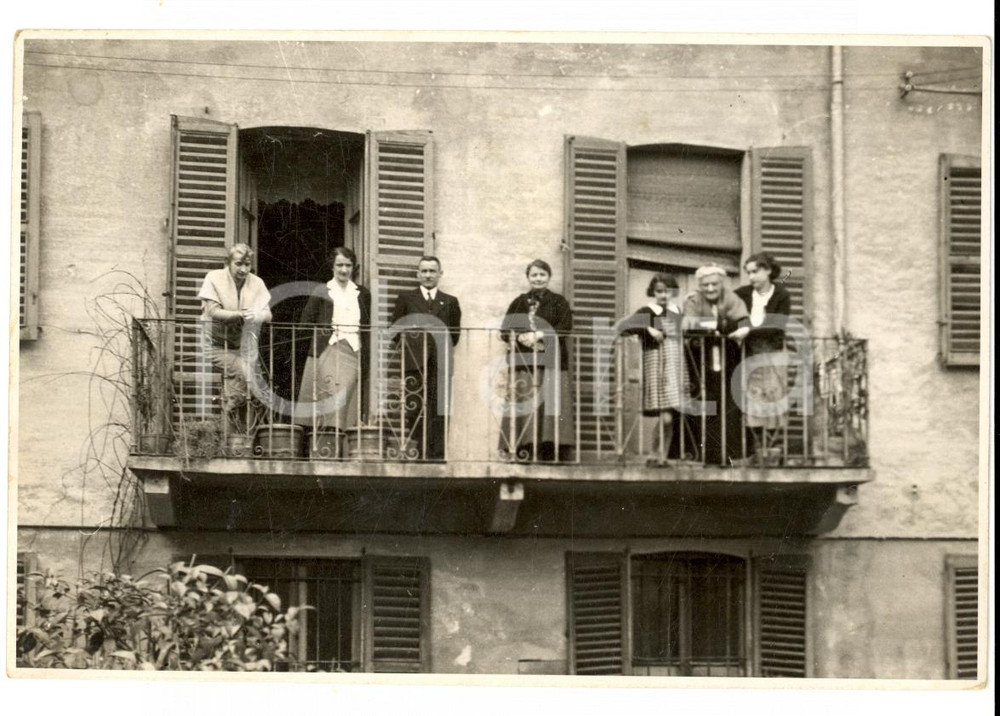 Fotografia d epoca originale 1937 ABBIATEGRASSO MI Donne al balcone con il capofamiglia Fotografia 1