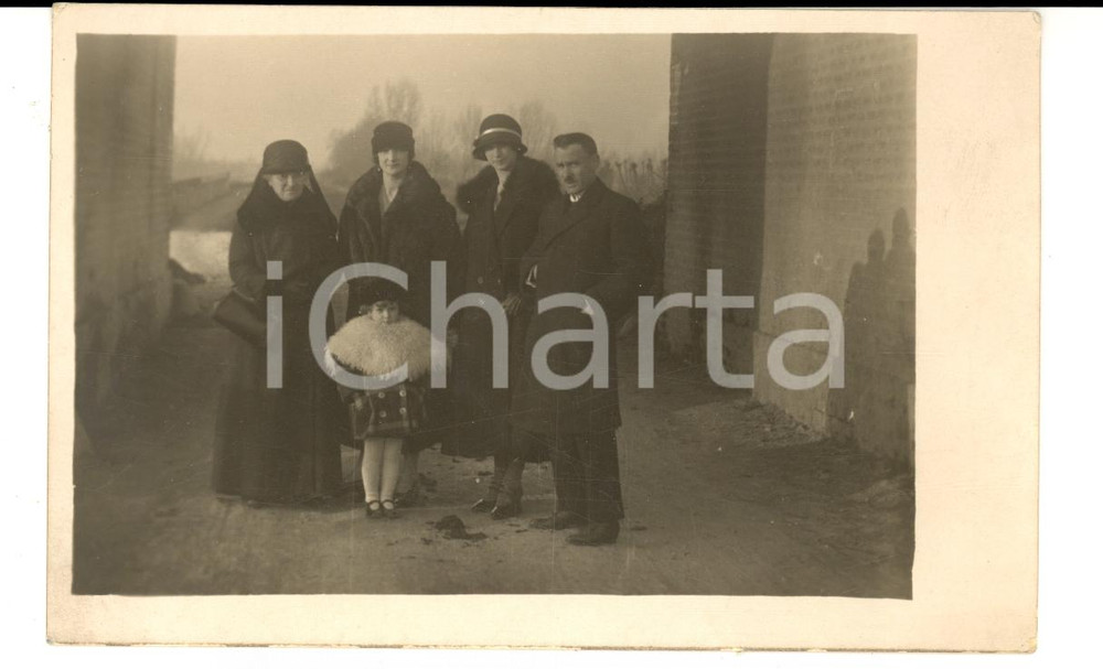 Fotografia d epoca originale 1930 ca ABBIATEGRASSO MI Famiglia con bambina in pellicciotto Fotografia 1