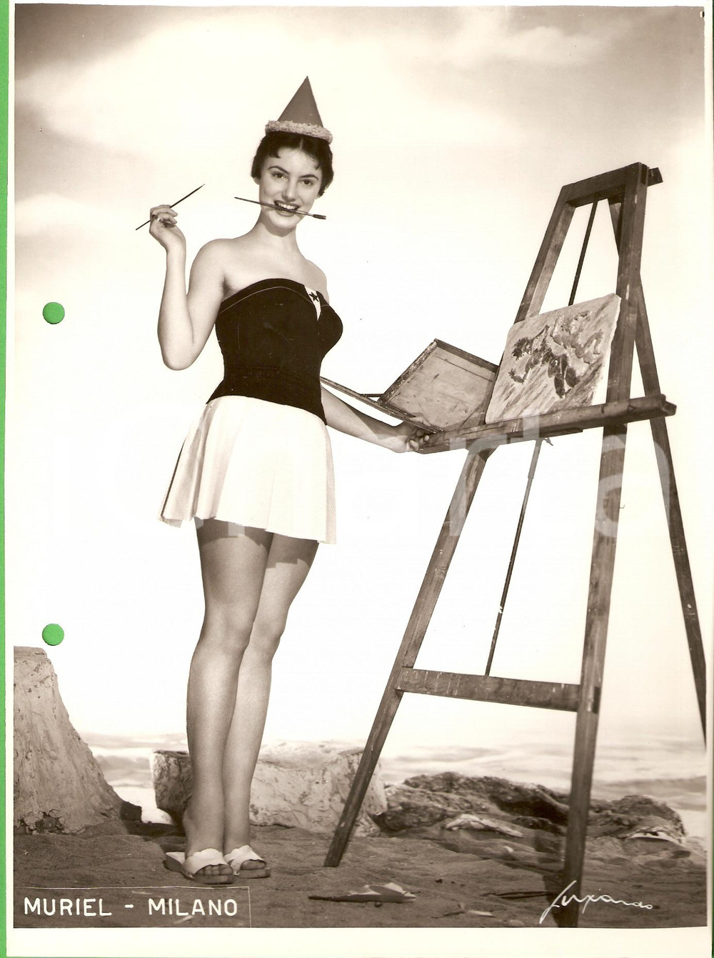 Fotografia d epoca originale 1960 ca MILANO MODA Costumi da bagno MURIEL Modella dipinge in spiaggia VINTAGE 1