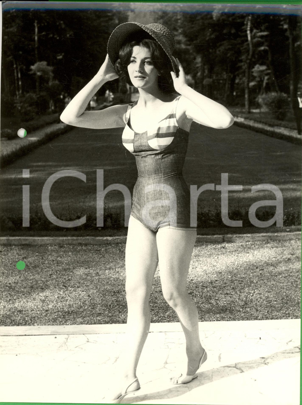 Fotografia d epoca originale 1960 ca MILANO Modella in costume al parco Foto Tito PICCOLI MODA VINTAGE 1