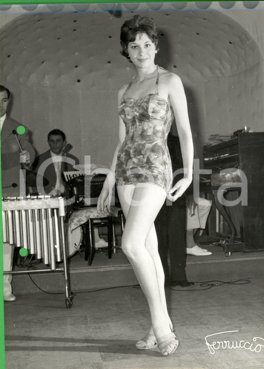 Fotografia d epoca originale 1960 ca STORIA DELLA MODA Modella in costume da bagno floreale Foto FERRUCCIO 1