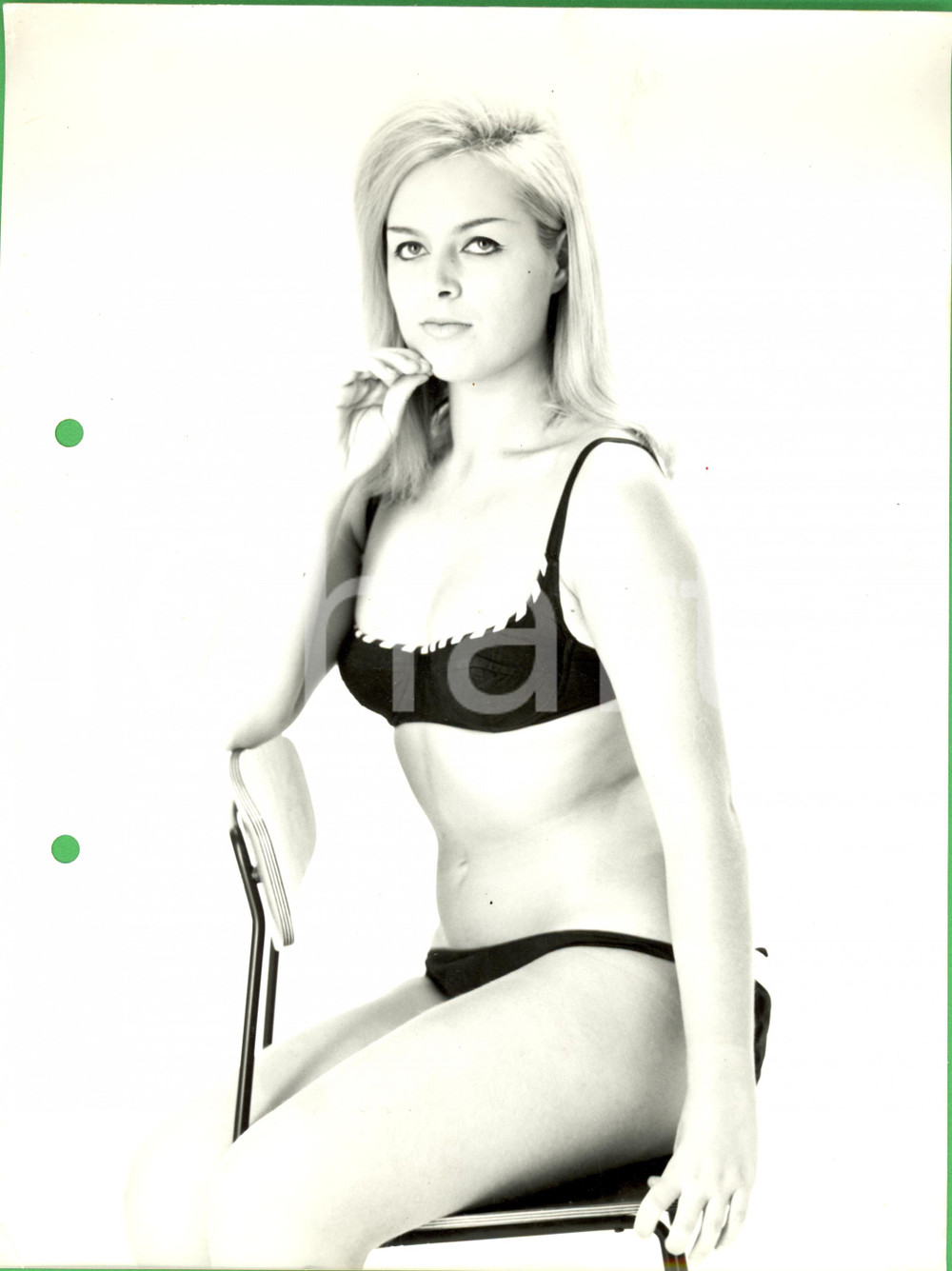 Fotografia d epoca originale 1960 ca MILANO Modella bikini nero in posa su sedia Foto LUXARDO MODA VINTAGE 1