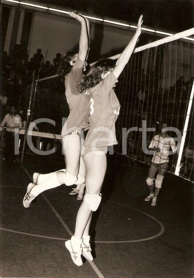 Fotografia d epoca originale 1985 ca FANO PU Pallavolo femminile ISA INFISSI Azione sottorete Fotografia 1