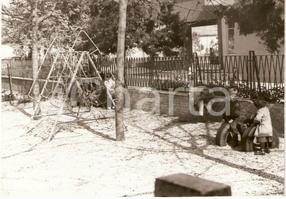 Fotografia d epoca originale 1985 circa FANO PU Bambini giocano all ASILO COMUNALE Fotografia 1