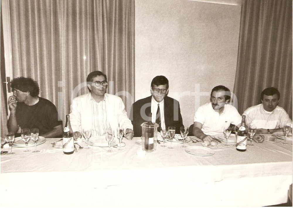 Fotografia d epoca originale 1990 circa URBINO CALCIO Dirigenti al ristorante Fotografia 1