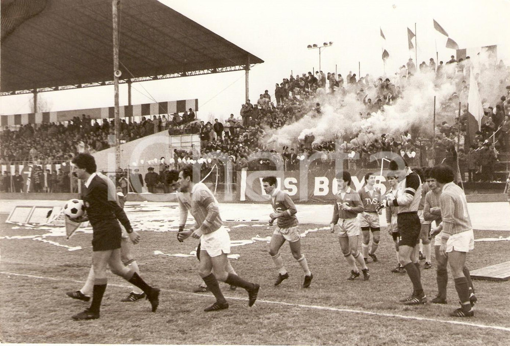 Fotografia d epoca originale 1984 Calcio VIS PESARO entra in campo contro TVS Ultras VIS BOYS Fotografia 1