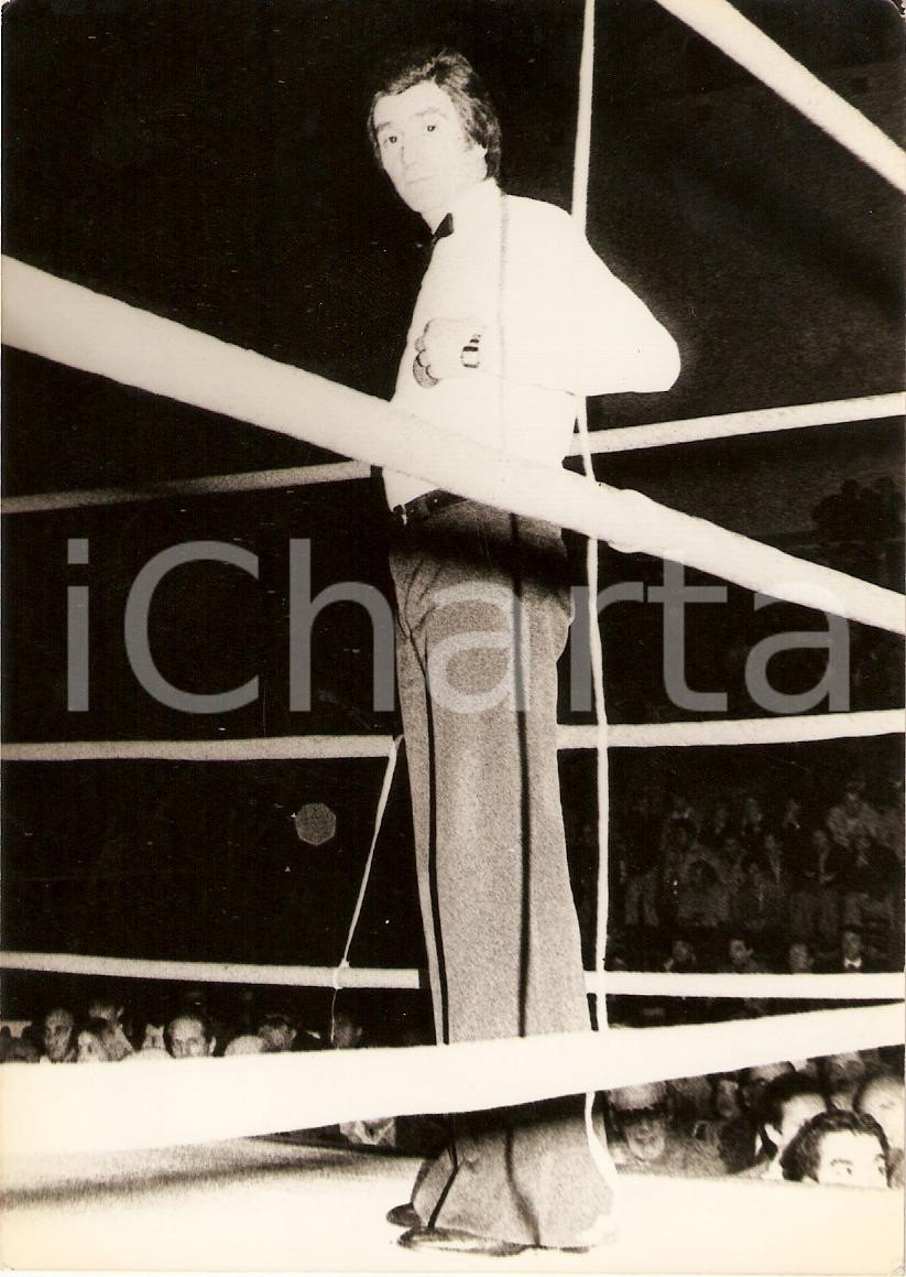 Fotografia d epoca originale 1975 ca PUGILATO Arbitro Elmo DELLA MICHELINA a bordo ring BOXE Fotografia 1