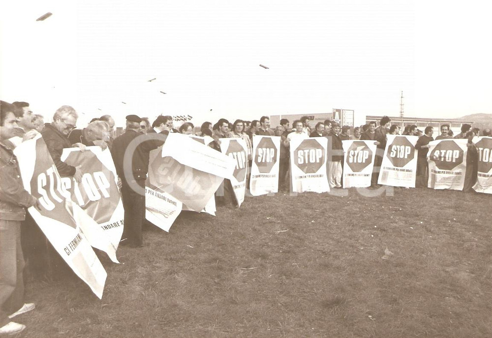 Fotografia d epoca originale 1985 ca AREA PESARESE Sciopero AUTOTRASPORTATORI Fermi per andare avanti Foto 1