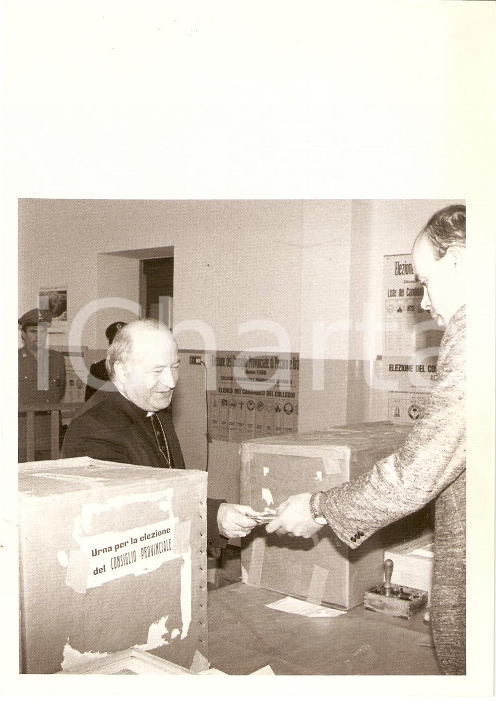Fotografia d epoca originale 1985 1990 ca FANO PU Elezioni comunali Prelato al seggio elettorale Foto 1