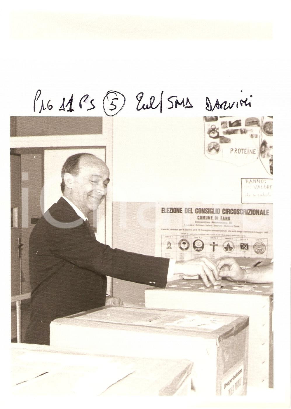 Fotografia d epoca originale 1985 1990 ca FANO PU Elezioni comunali PSI Aldo DARVINI al seggio Foto 1