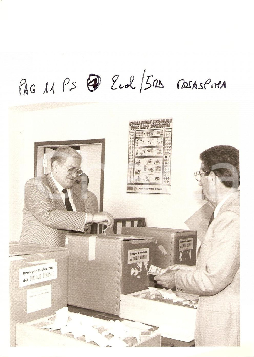 Fotografia d epoca originale 1985 1990 ca FANO PU Elezioni comunali PSI Vito ROSASPINA al seggio Foto 1