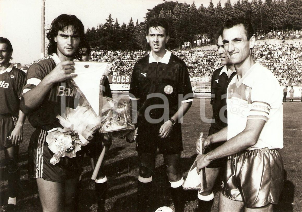 Fotografia d epoca originale 1991 Calcio ROMA vs URBINO Giuseppe GIANNINI scambia gagliardetti Foto 1