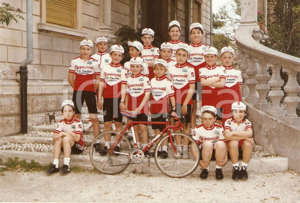 Fotografia d epoca originale 1985 1990 ca PESARO Ciclismo Squadra SUPERMOBILI V.C. Pesaro Foto di squadra 1