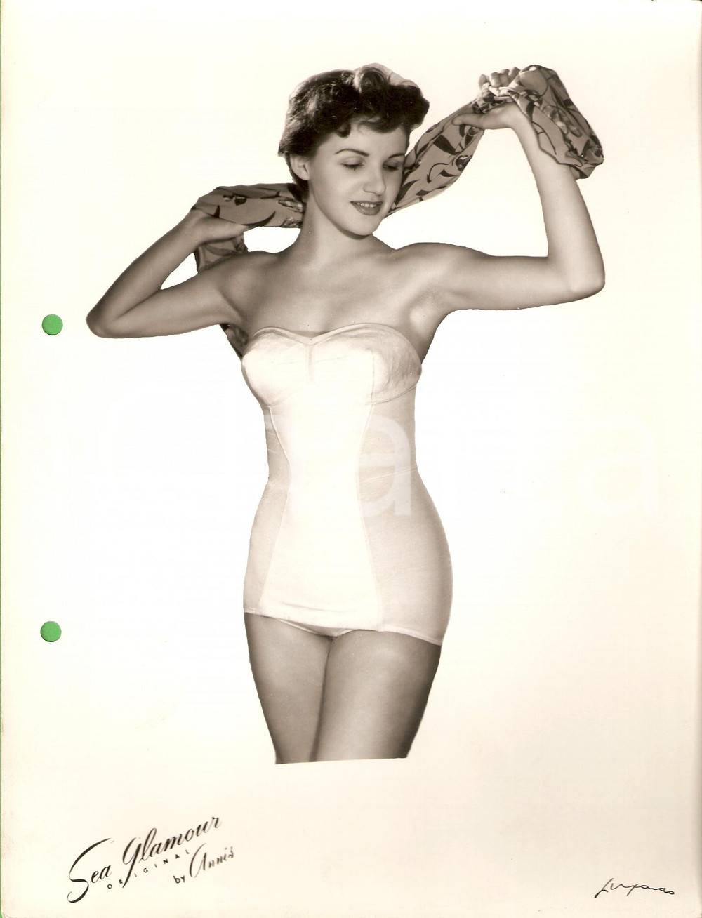 Fotografia d epoca originale 1960 MILANO MODA Costumi da bagno ANNIS Sea Glamour Modella con foulard VINTAGE 1
