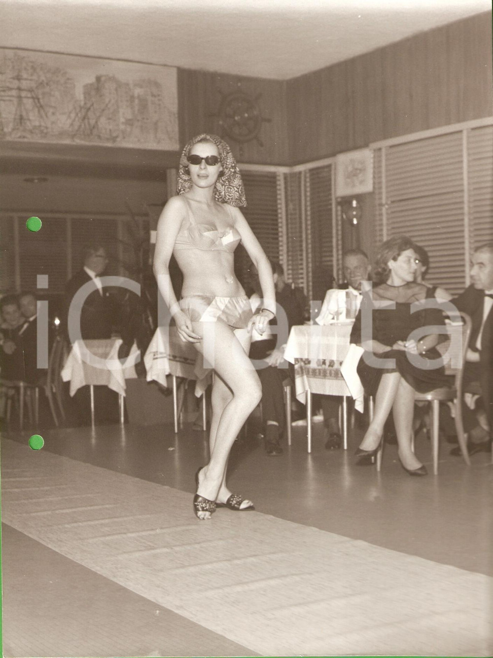 Fotografia d epoca originale 1960 ca GENOVA NERVI Sfilata costumi da bagno LEGA NAVALE Modella in bikini MODA 1