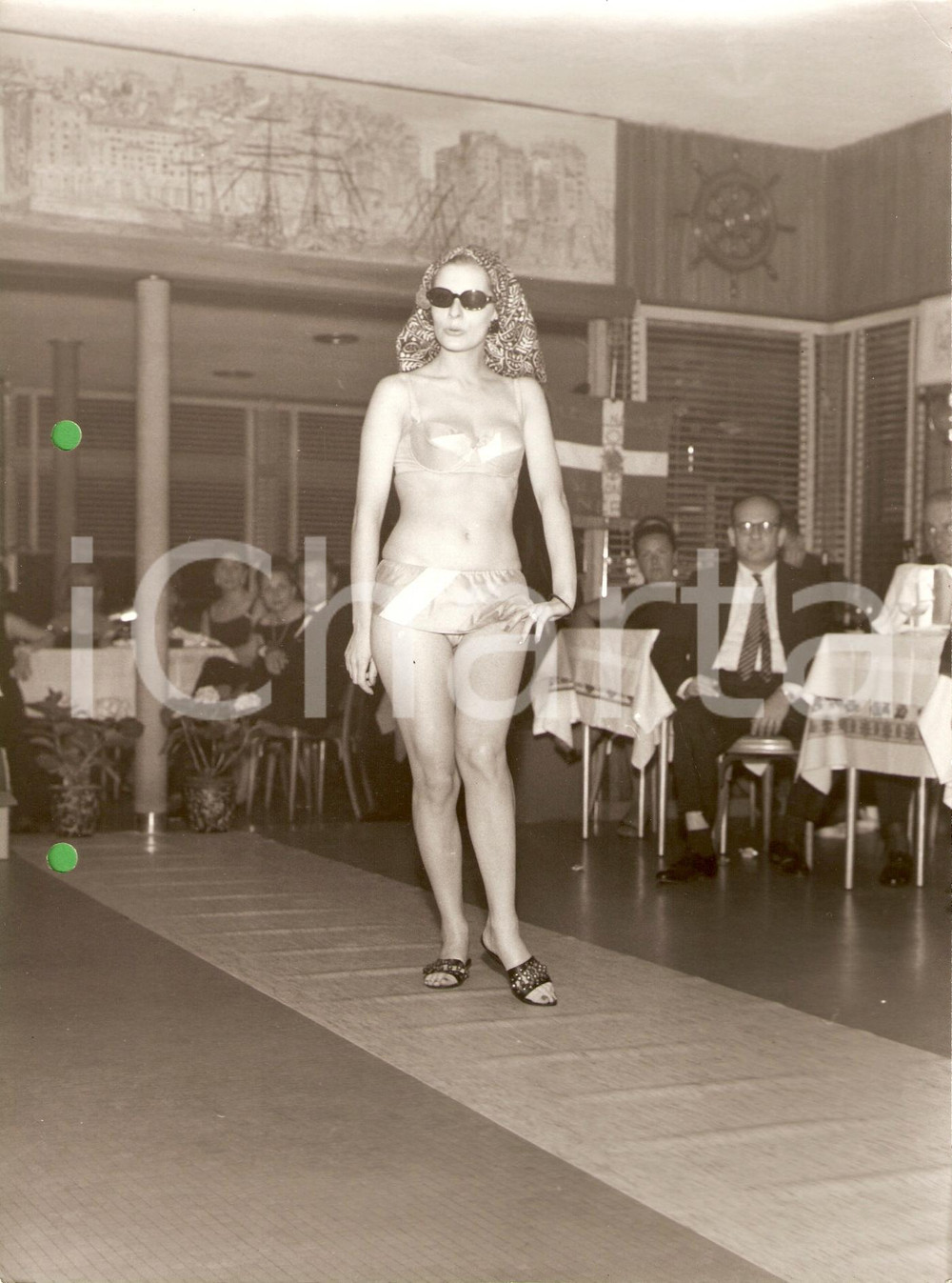 Fotografia d epoca originale 1960 ca GENOVA NERVI Sfilata costumi da bagno LEGA NAVALE Vintage MODA Foto 1