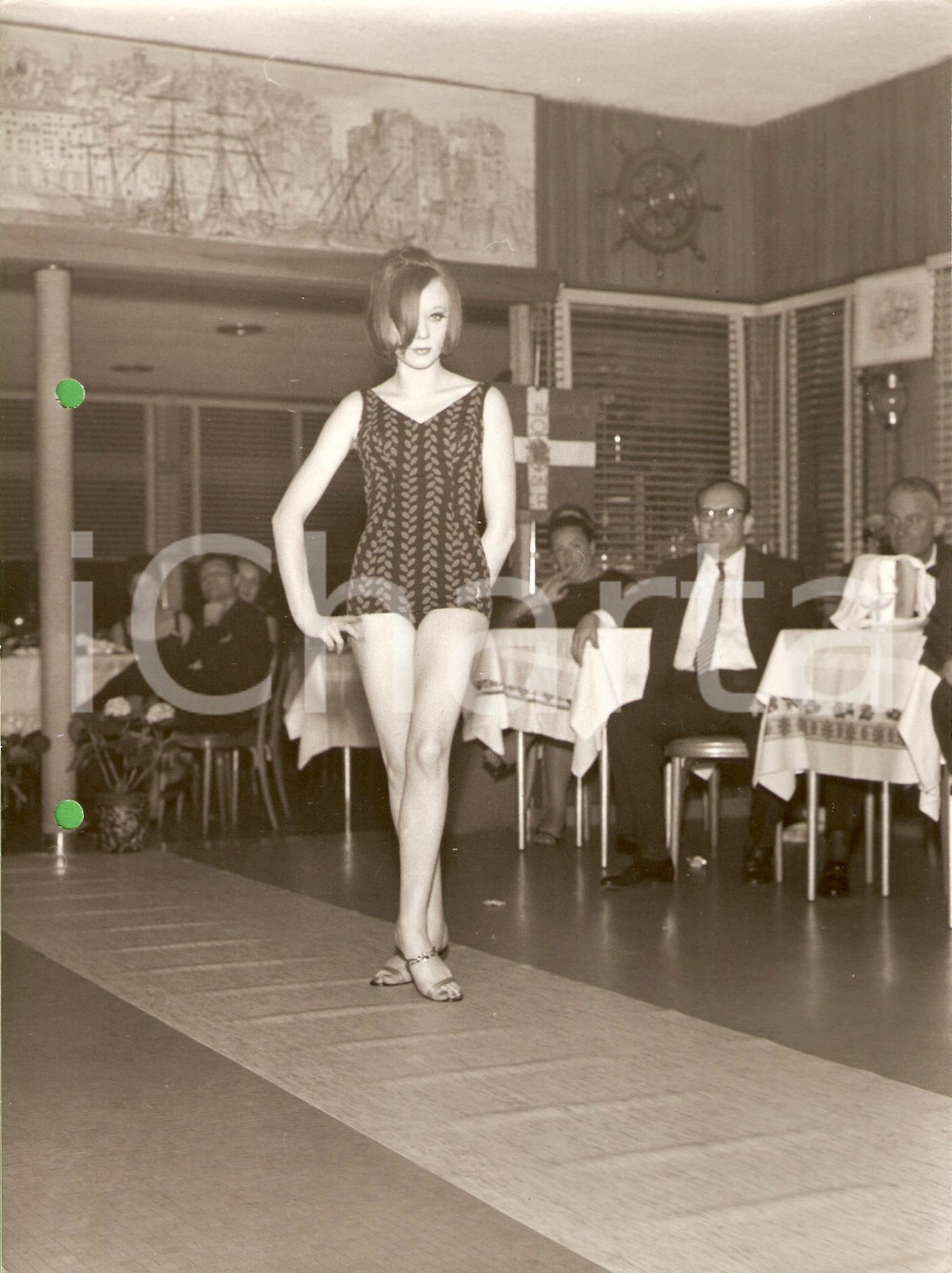 Fotografia d epoca originale 1960 ca GENOVA NERVI Sfilata costumi da bagno LEGA NAVALE Modella MODA VINTAGE 1