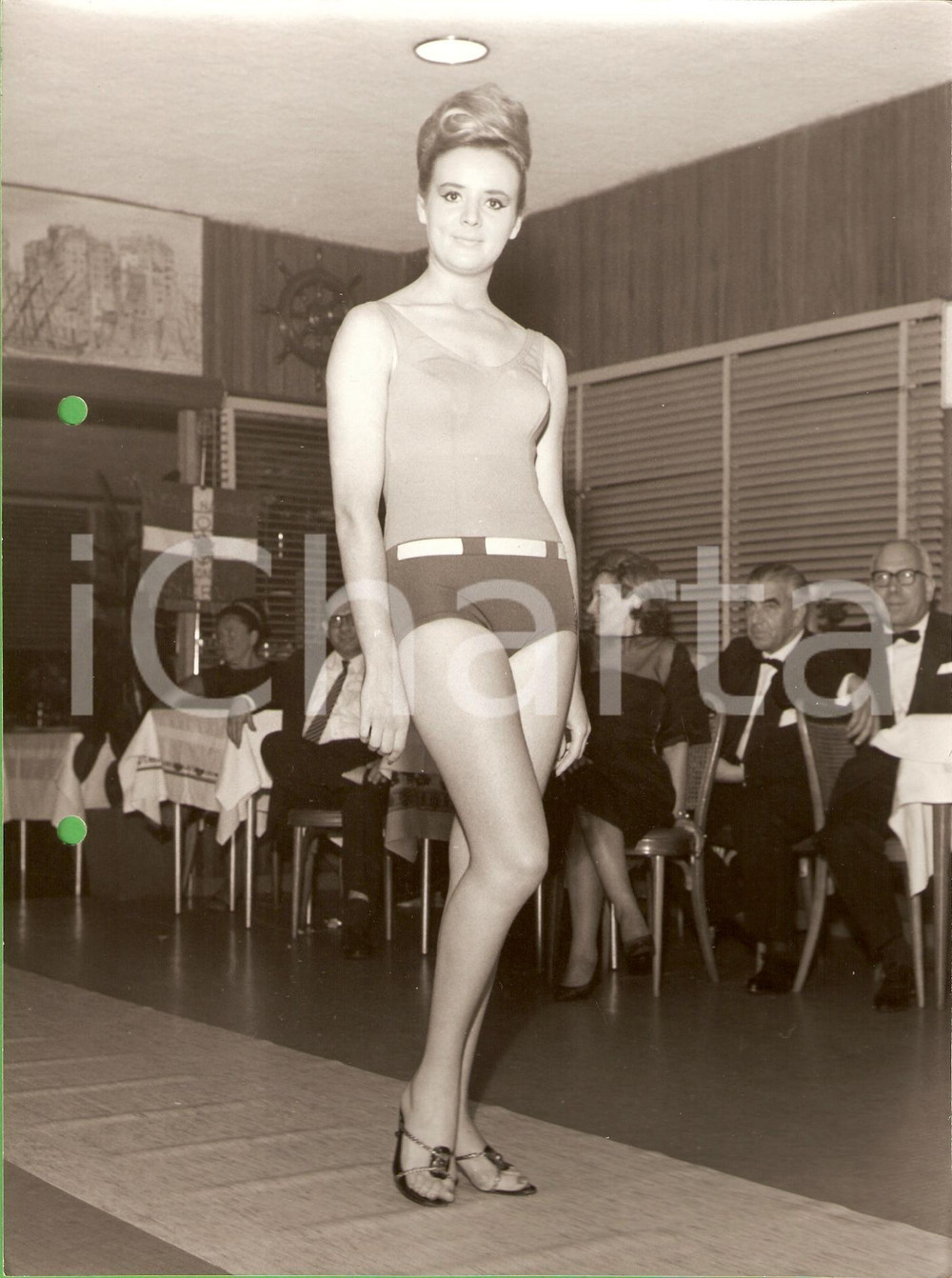 Fotografia d epoca originale 1960 ca GENOVA NERVI Sfilata costumi da bagno LEGA NAVALE Modella Moda VINTAGE 1
