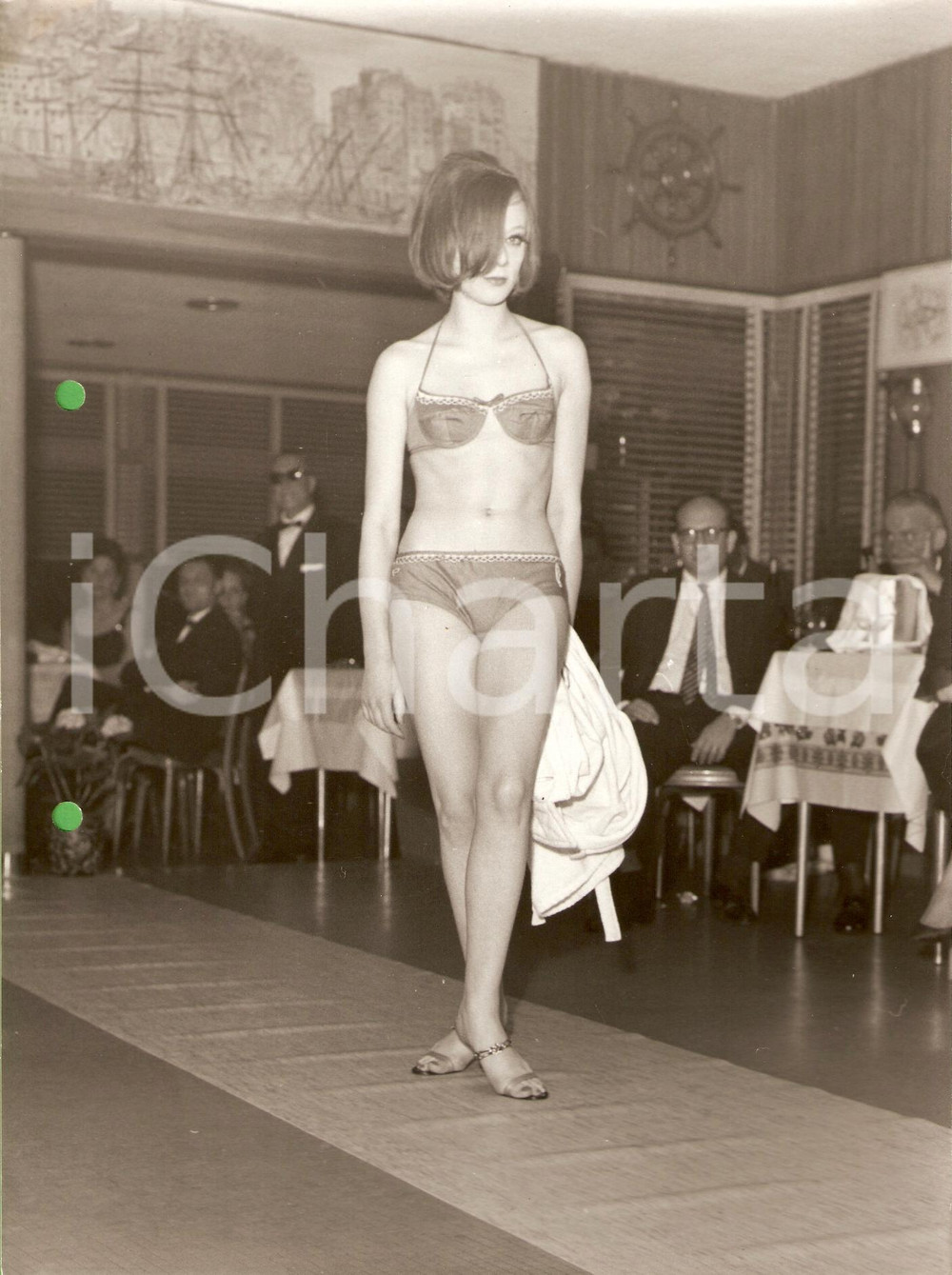 Fotografia d epoca originale 1960 ca GENOVA NERVI Sfilata costumi da bagno LEGA NAVALE Modella bikini VINTAGE 1