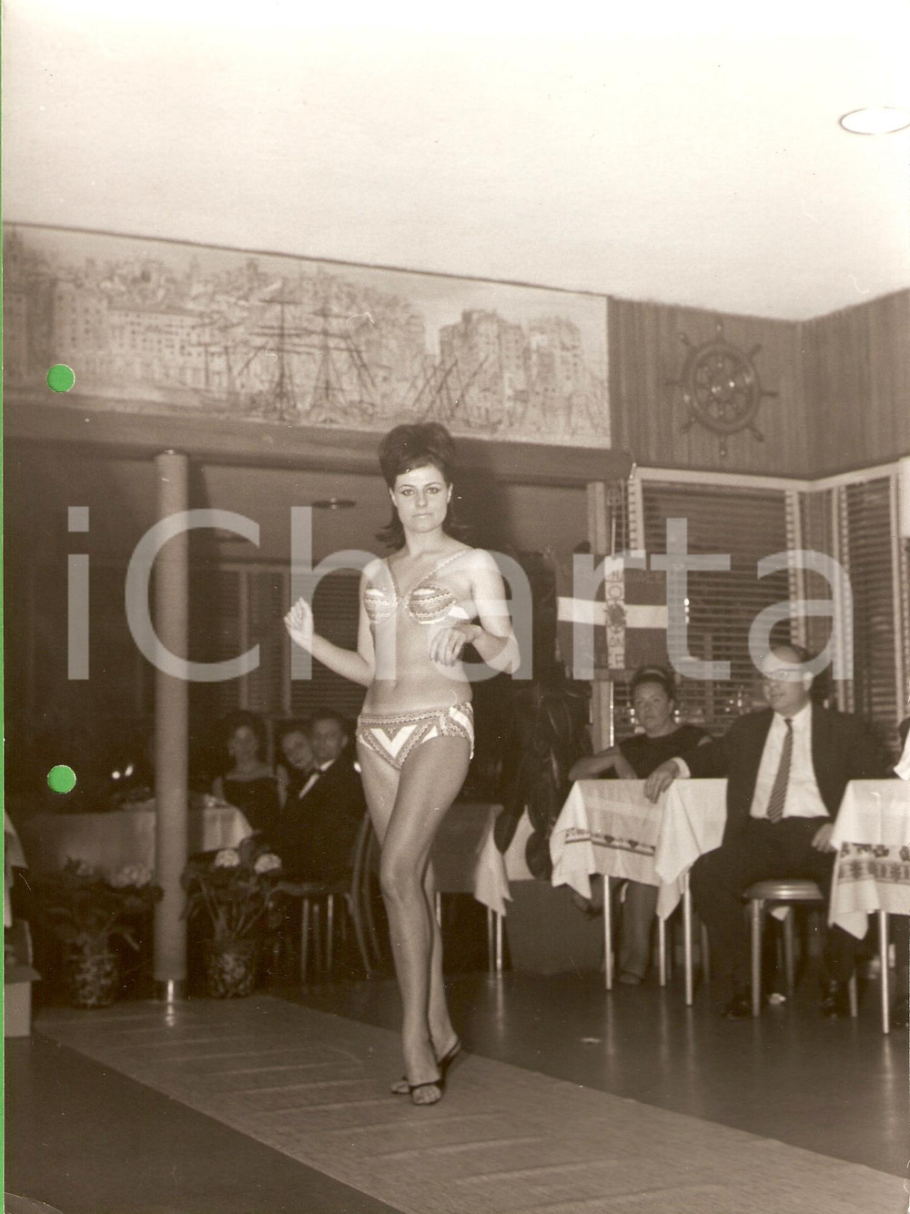 Fotografia d epoca originale 1960 ca GENOVA NERVI Sfilata costumi da bagno LEGA NAVALE Bikini MODA VINTAGE 1