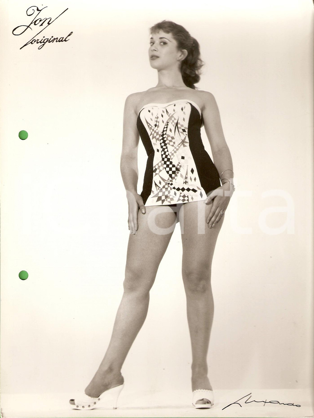 Fotografia d epoca originale 1960 ca MILANO Costumi bagno JON ORIGINAL Modella con tacchi MODA VINTAGE Foto 1