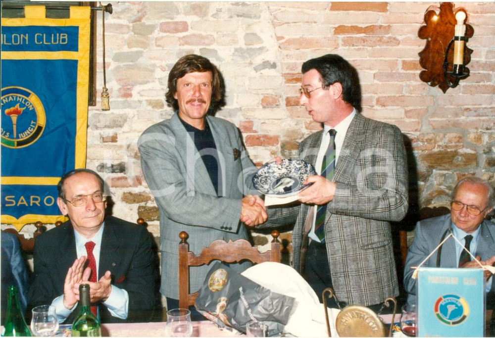Fotografia d epoca originale 1990 ca PESARO Ambrogio FOGAR riceve premio PANATHLON CLUB Fotografia 1