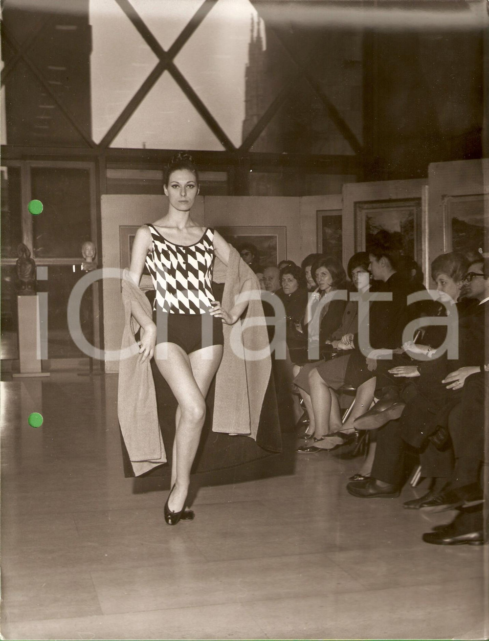 Fotografia d epoca originale 1960 ca MILANO ARENGARIO Sfilata costumi da bagno tra quadri Foto MODA VINTAGE 1