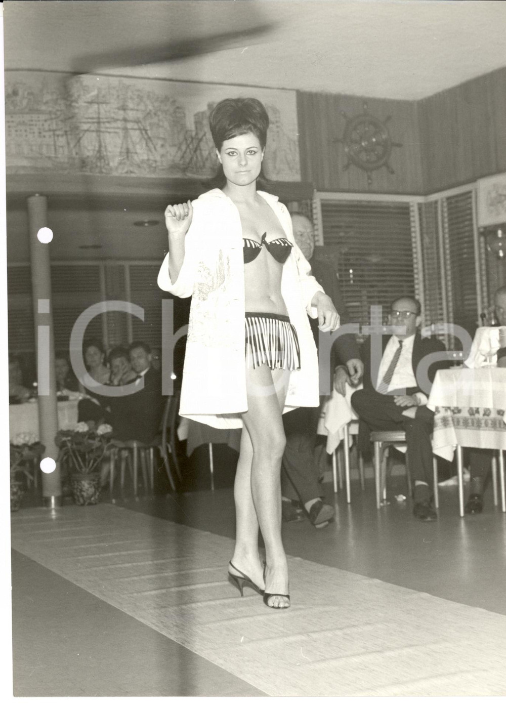 Fotografia d epoca originale 1960 ca GENOVA NERVI Sfilata costumi da bagno LEGA NAVALE Foto MODA VINTAGE 1