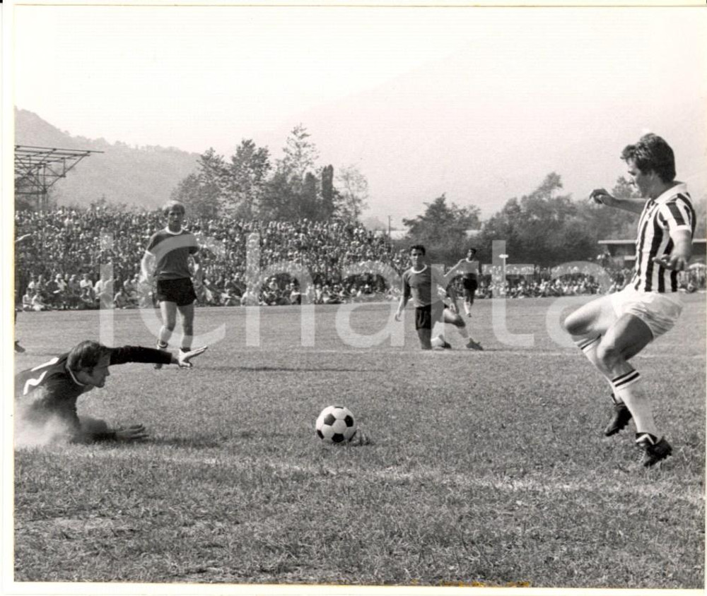 Fotografia d epoca originale 1975 ca VILLAR PEROSA TO CALCIO Roberto BETTEGA in azione con la JUVENTUS 1