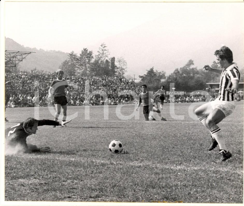 Fotografia d epoca originale 1975 ca VILLAR PEROSA TO CALCIO Roberto BETTEGA in azione con la JUVENTUS 1