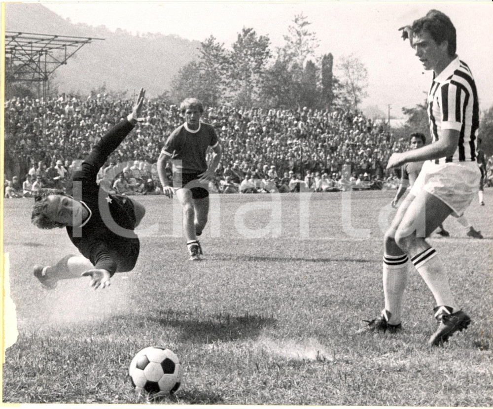 Fotografia d epoca originale 1975 ca VILLAR PEROSA TO JUVENTUS Roberto BETTEGA segna un gol in amichevole 1
