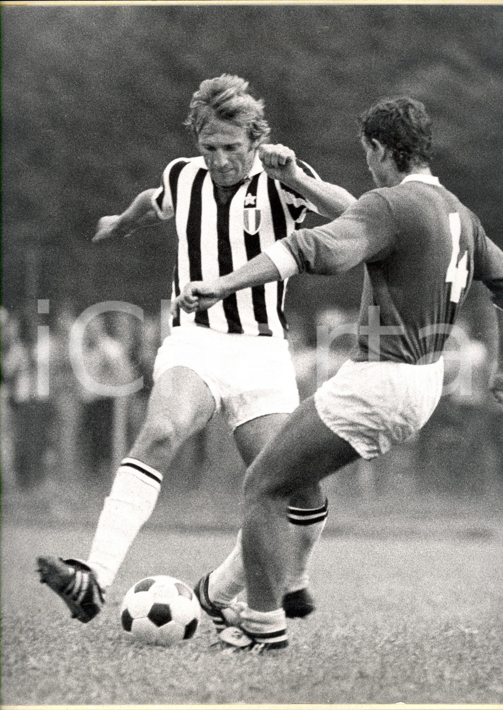 Fotografia d epoca originale 1970 ca CALCIO Francesco MORINI difensore JUVENTUS in un contrasto di gioco Foto 1