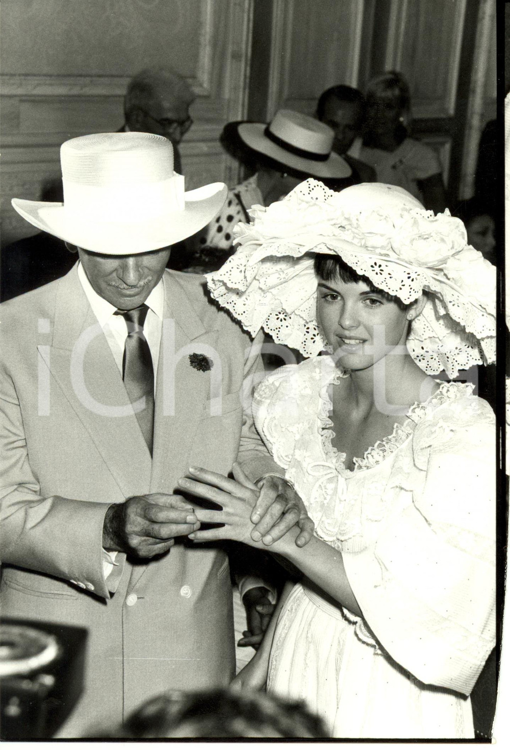 Fotografia d epoca originale 1988 PARIS Eddie BARCLAY e Caroline GIGANTI sposi a MAIRIE DE LEVALLOIS Foto 1
