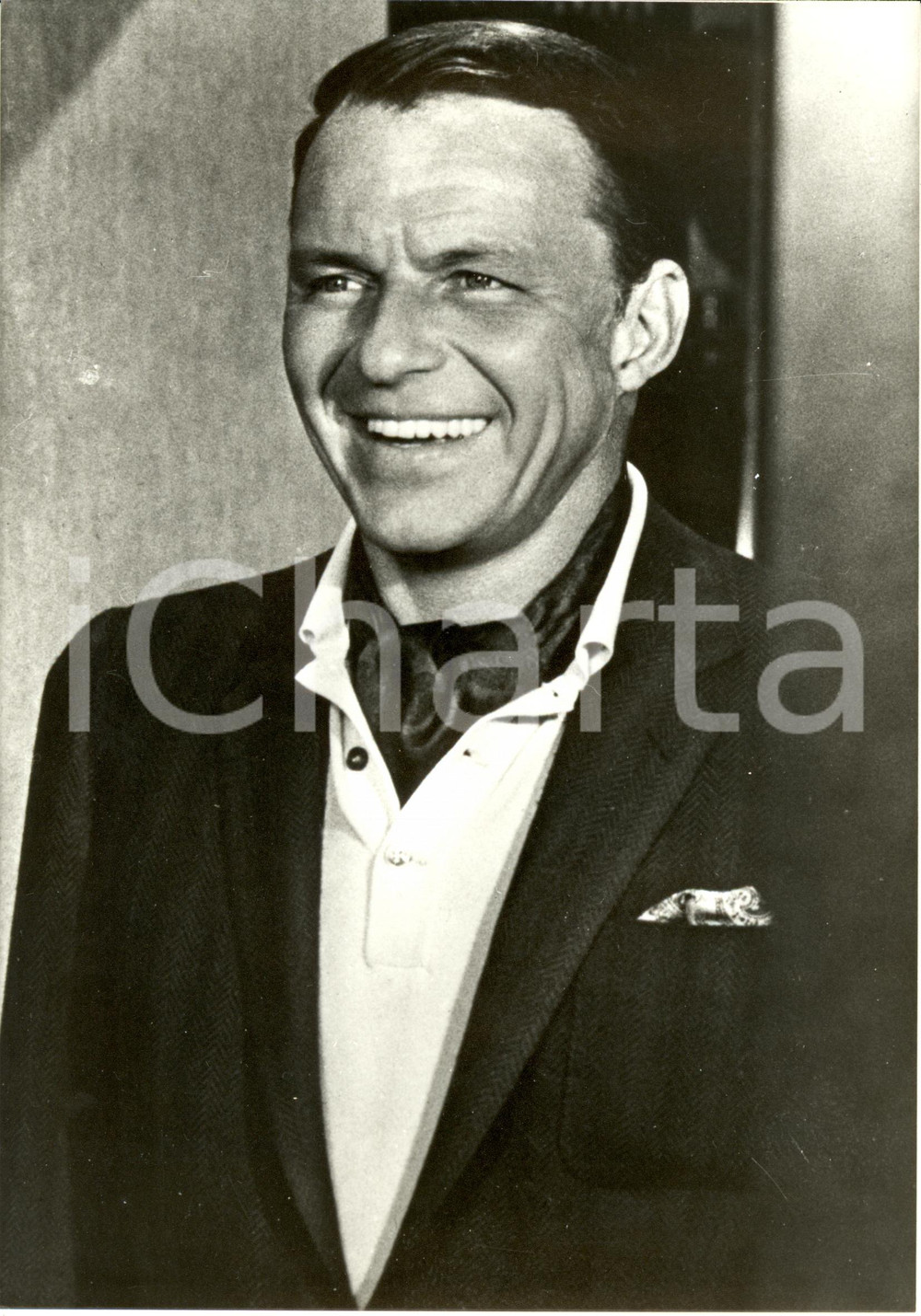 Fotografia d epoca originale 1975 ca PARIS Ritratto di Frank SINATRA con foulard nero Fotografia 1