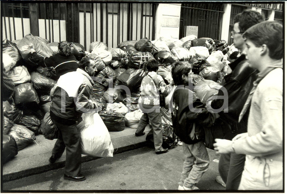 Fotografia d epoca originale 1989 PARIS RIVOLUZIONE ROMENA La raccolta di aiuti umanitari Fotografia 1
