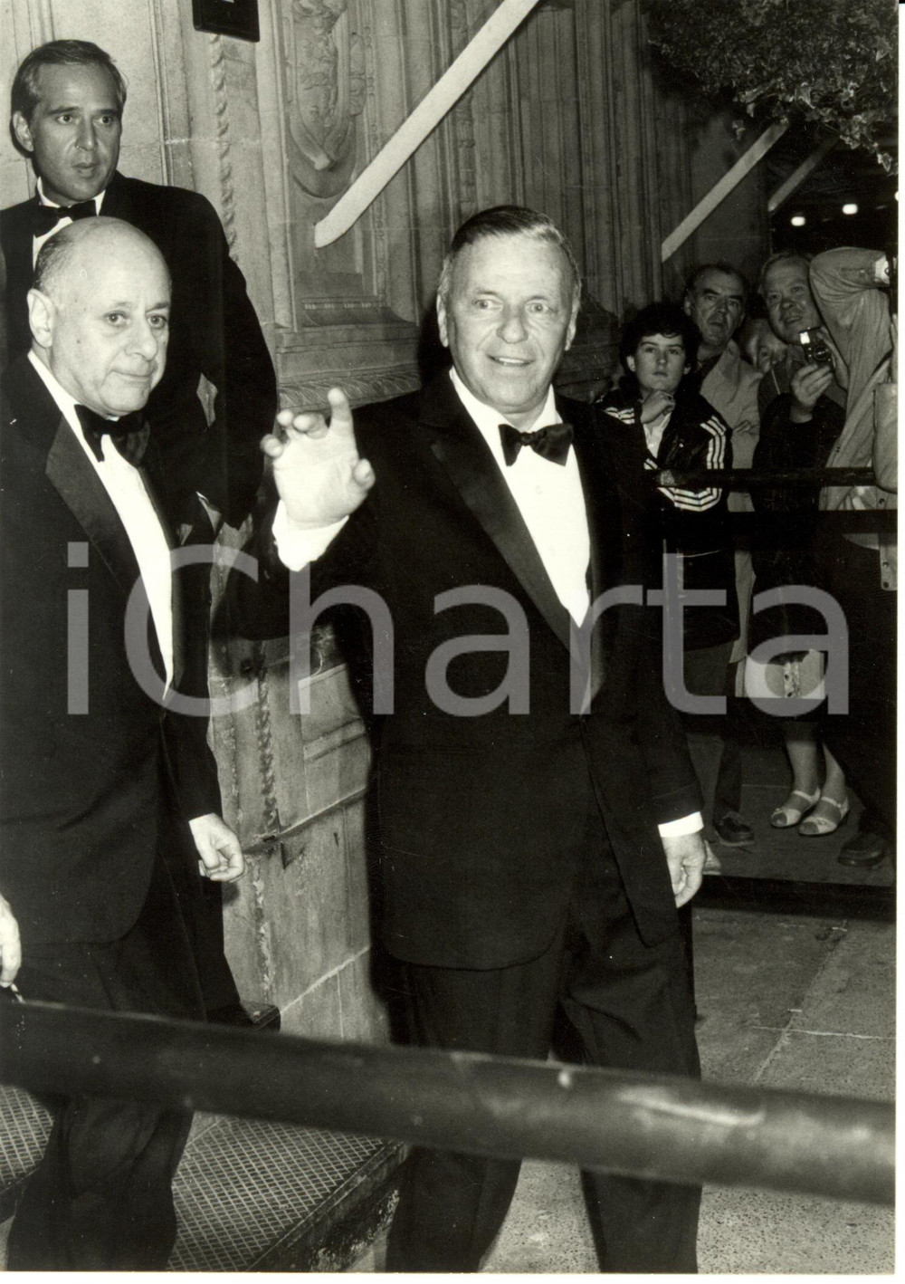 Fotografia d epoca originale 1984 LONDON ROYAL ALBERT HALL Frank SINATRA saluta gli ammiratori Fotografia 1