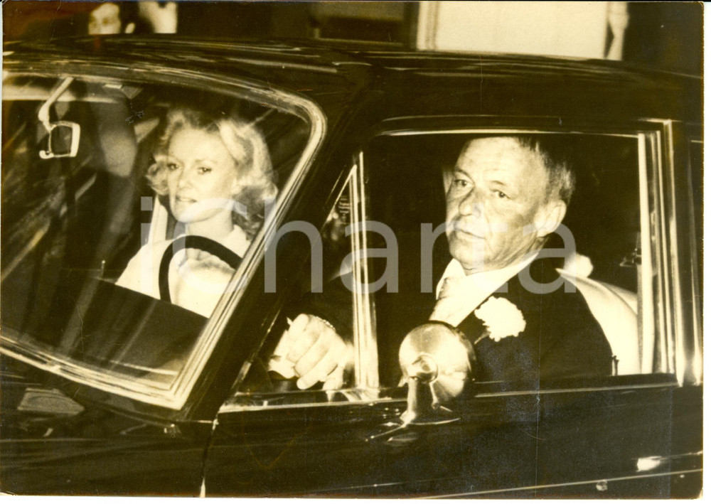 Fotografia d epoca originale 1976 USA Frank SINATRA and Barbara BLAKELY MARX in their car Photograph 1