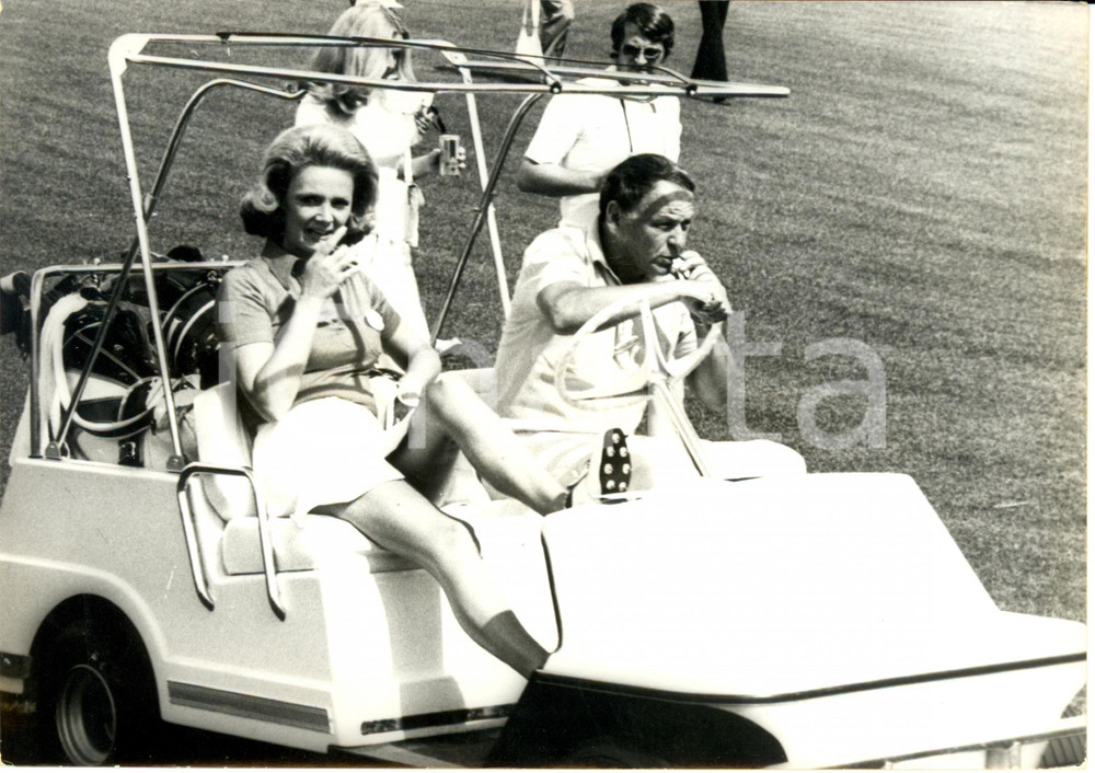 Fotografia d epoca originale 1976 USA Frank SINATRA and Barbara BLAKELY during a golf match Photograph 1