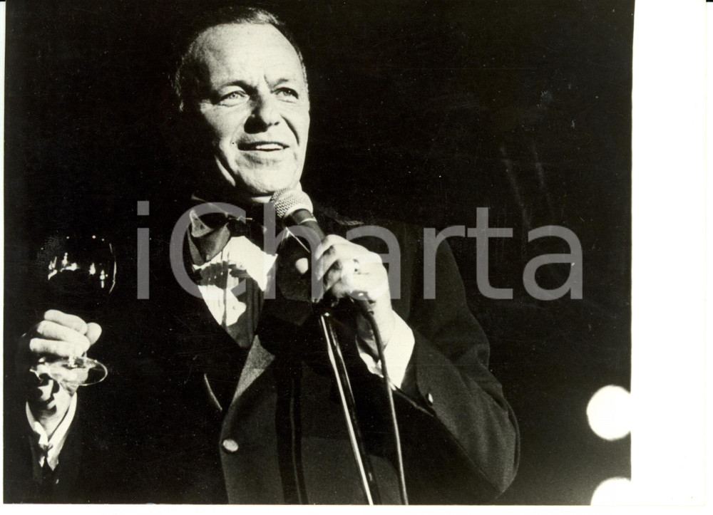 Fotografia d epoca originale 1980 Frank SINATRA al microfono con un bicchiere in mano Fotografia 1